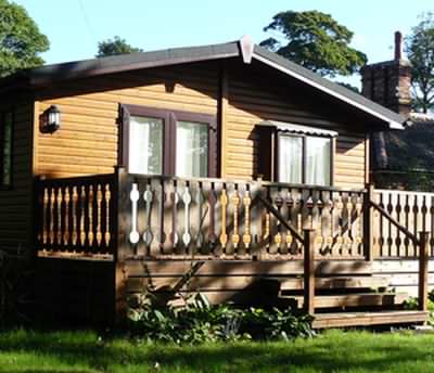 Covering the gap under a mobile cabin with a deck improves the appearance